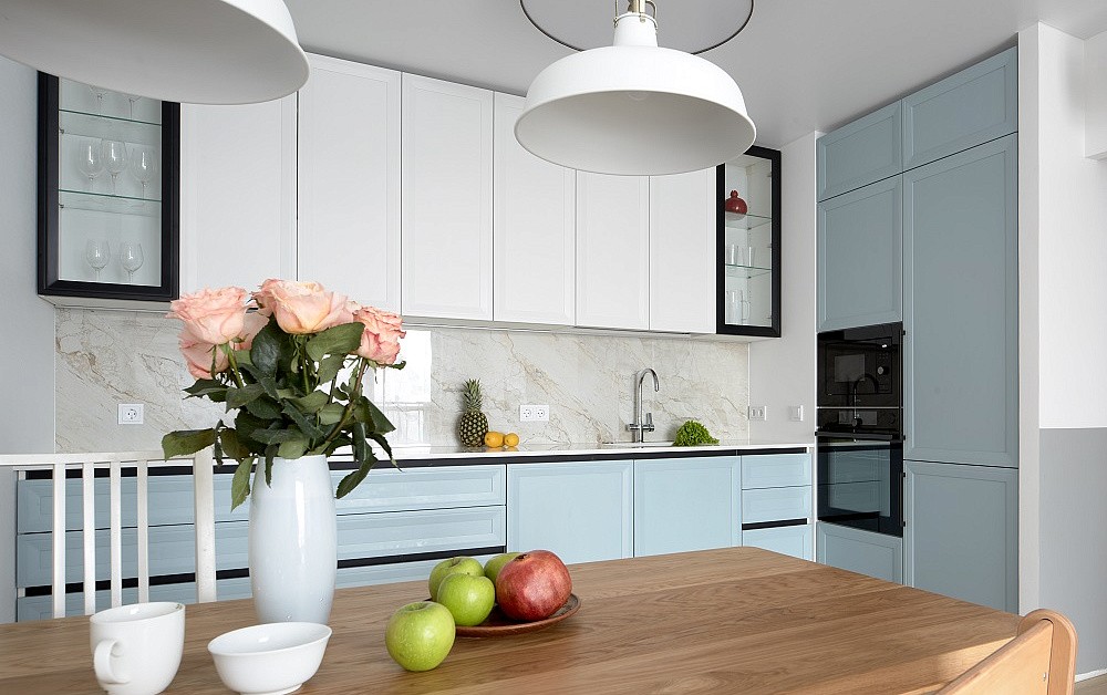 Воздушно-небесная кухня с чёрными акцентами