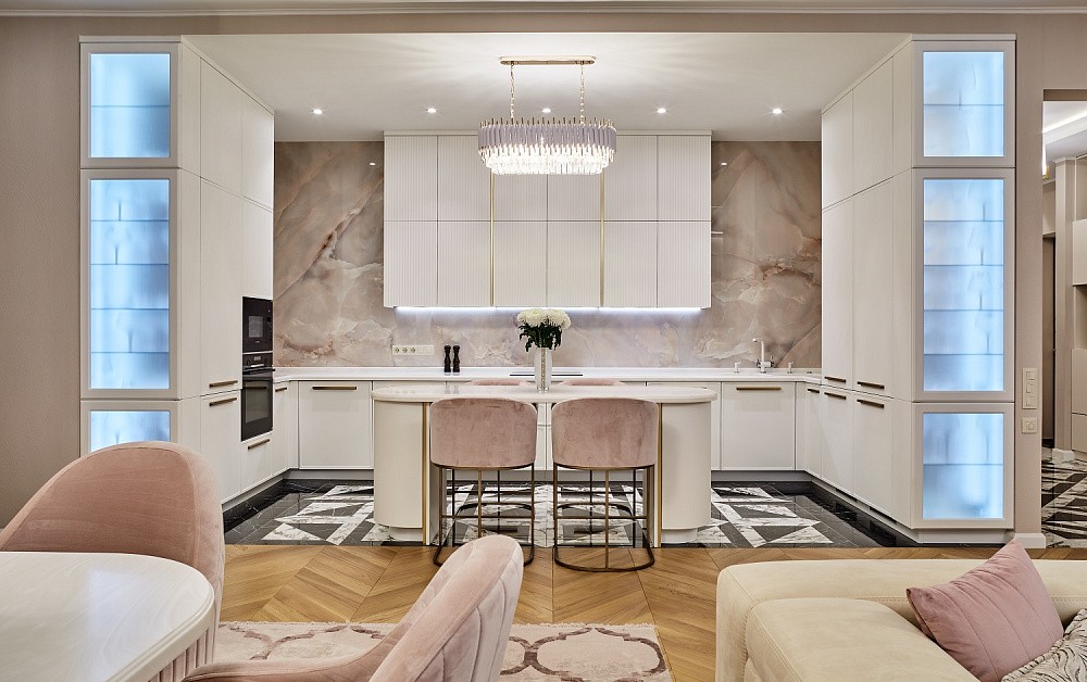 Пудрово-белоснежная П-образная кухня