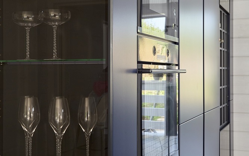 Бело-синяя кухня для гонщика Никиты Шикова