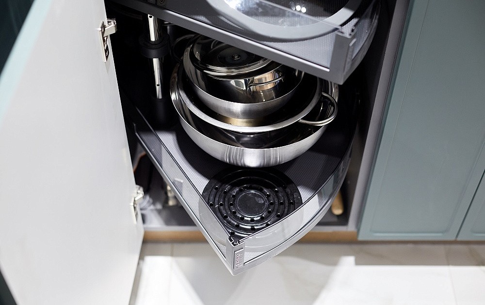 Умная кухня с интегрированным винным стеллажом