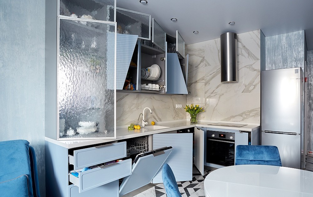 Небесно-голубая кухня с фрезеровкой и диагональными линиями