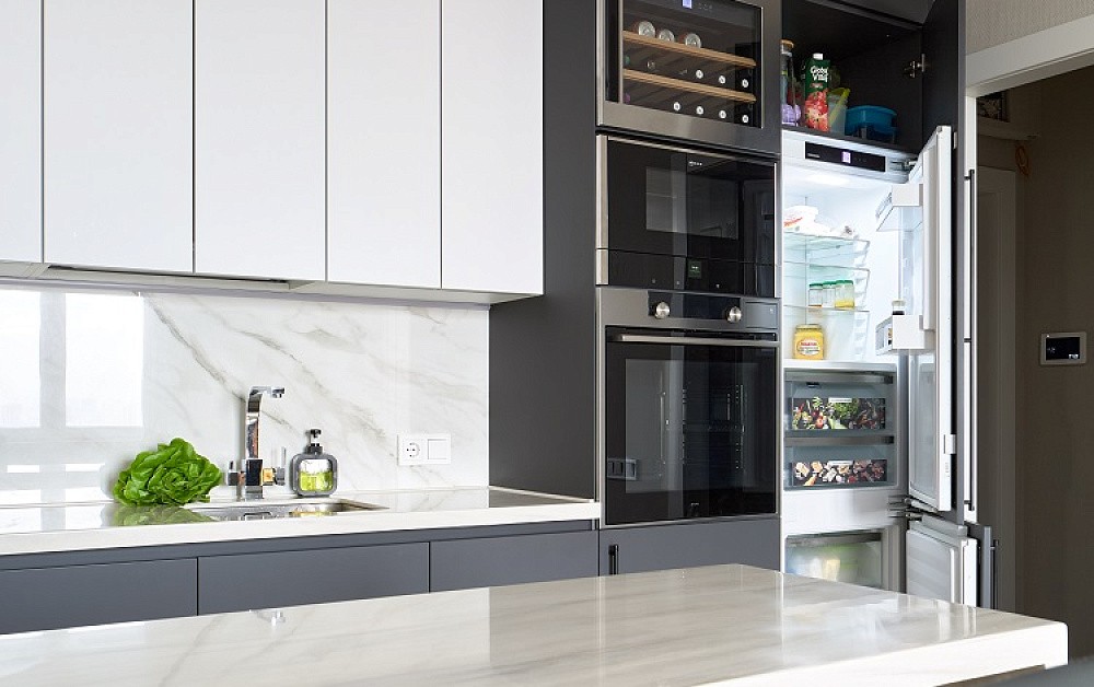 Вечная классика: бело-серая П-образная кухня