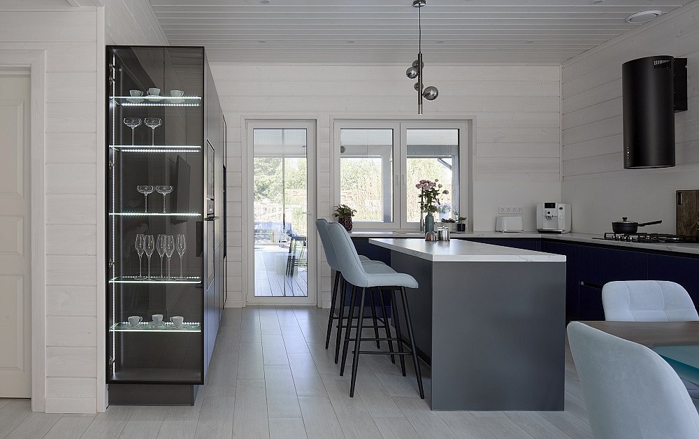 Бело-синяя кухня для гонщика Никиты Шикова