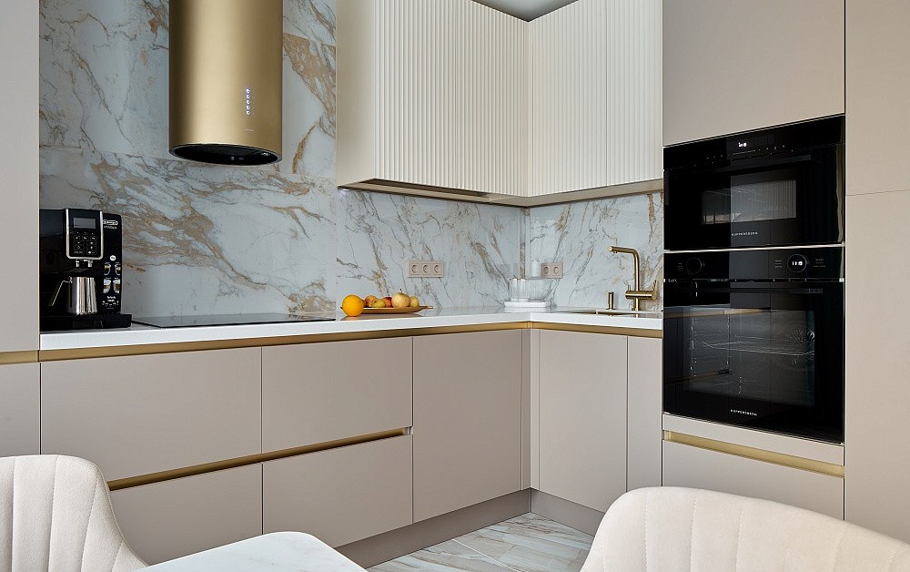 Роскошная песочная кухня с мраморно-золотыми акцентами
