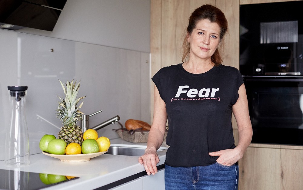 Необычная кухня в скандинавском стиле с островом