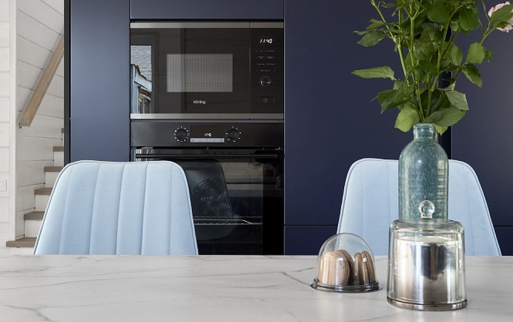 Бело-синяя кухня для гонщика Никиты Шикова