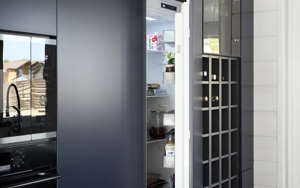 Бело-синяя кухня для гонщика Никиты Шикова