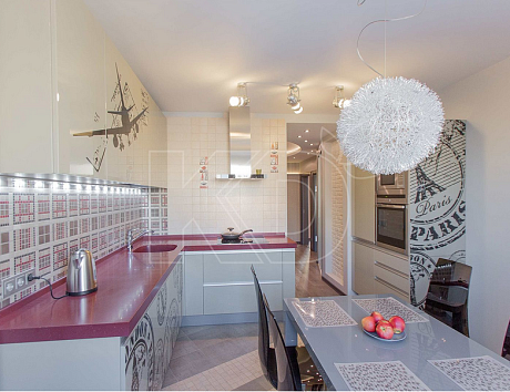 Глянцевая угловая кухня 