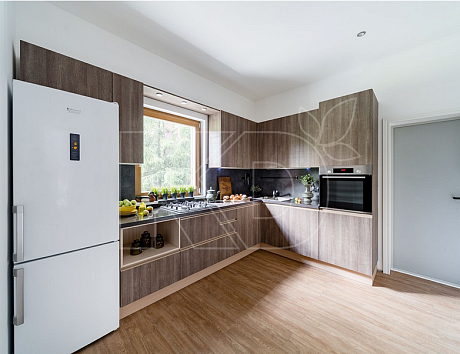 Угловая кухня в коричневых тонах