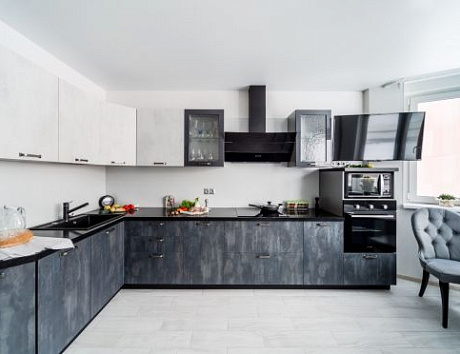 Кухня в темных тонах