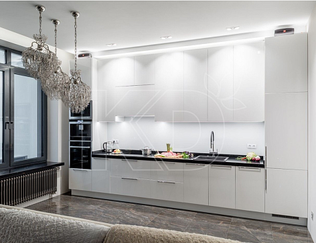 Белая глянцевая кухня в интерьере