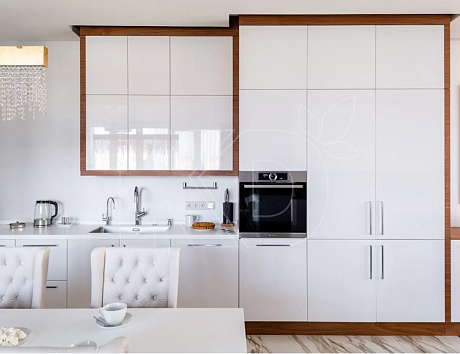 Современный дизайн белой кухни. Приобрести модные и стильные белые кухни предлагает фабрика «Кухонный двор». 