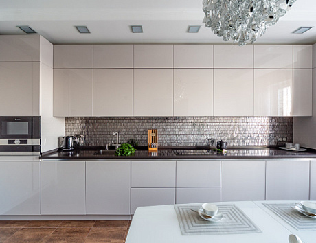 Светлая кухня в Мурманске