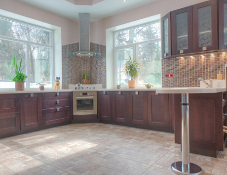 Коричневая кухня в Новосибирске