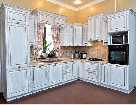 Угловые кухни из массива дерева