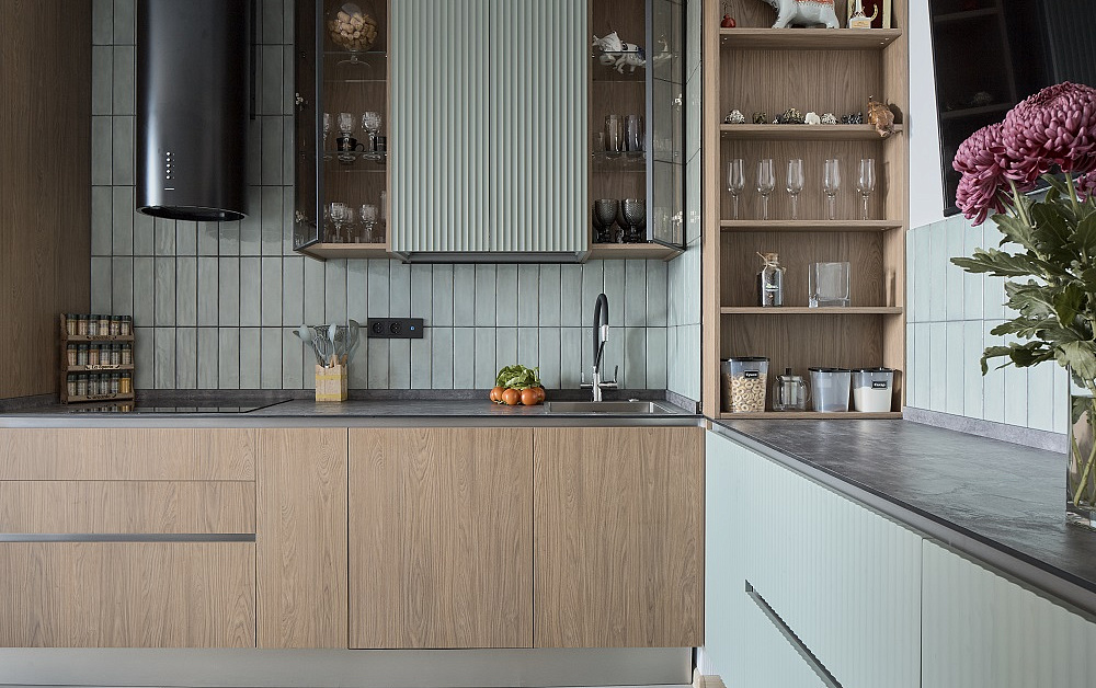 Шелфейно-древесная кухня с открытым хранением